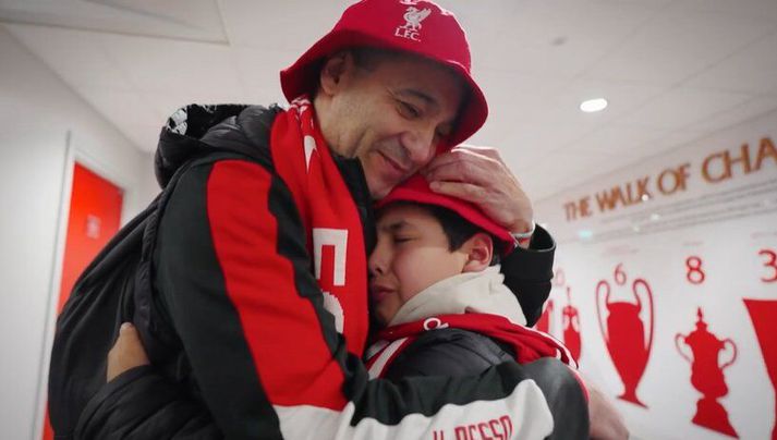 Feðgarnir Lucho og Lihuen fengu draumaferð á Anfield.