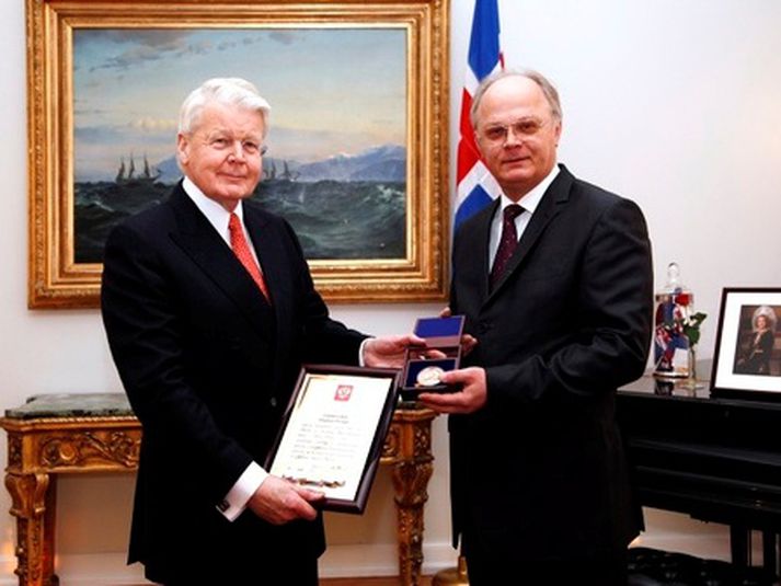 Sendiherra Rússlands Andrey V. Tsyganov afhendir forsetanum minnispening og heiðursviðurkenningu.