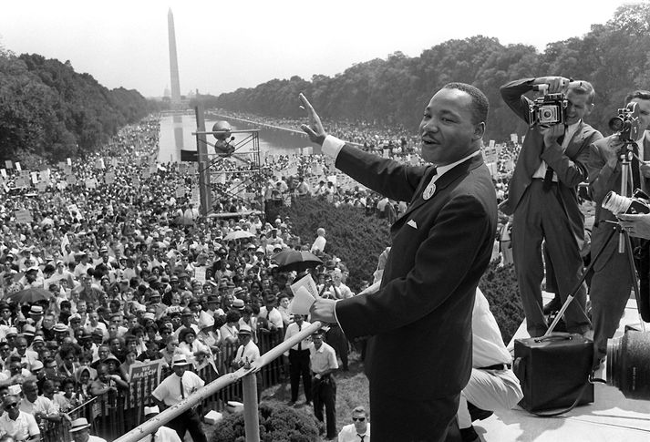 Hundruð þúsunda manna komu saman í Washington til að þrýsta á um úrbætur í réttindamálum þeldökkra. Ræða Martins Luther King var hápunktur athafnarinnar.