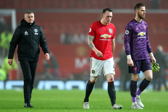 Ole Gunnar Solskjær, Phil Jones og David De Gea ganga á velli á Old Trafford í gær á meðan stuðningsmenn félagsins baula á þá.