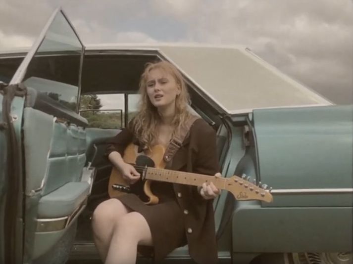 Hér má sjá Elínu spila í myndbandinu við lagið Komdu til baka. Ljósmynd/Ragnhildur Helgadóttir