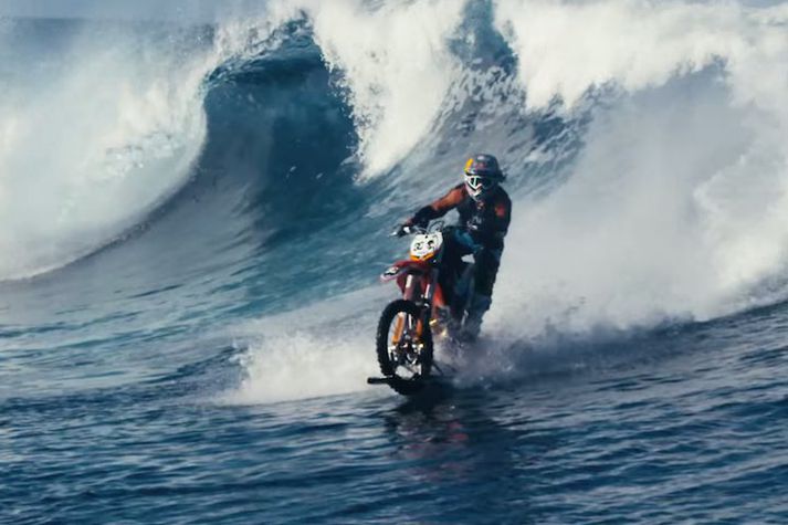 Robbie Maddison gengur ekki alveg heill til skógar. Eða sjávar.