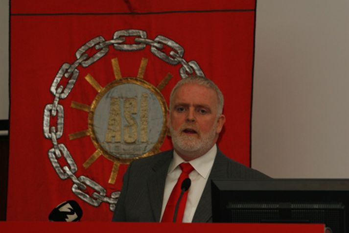 Gylfi fagnar niðurstöðu Alþingis í dag. Mynd/ GVA.