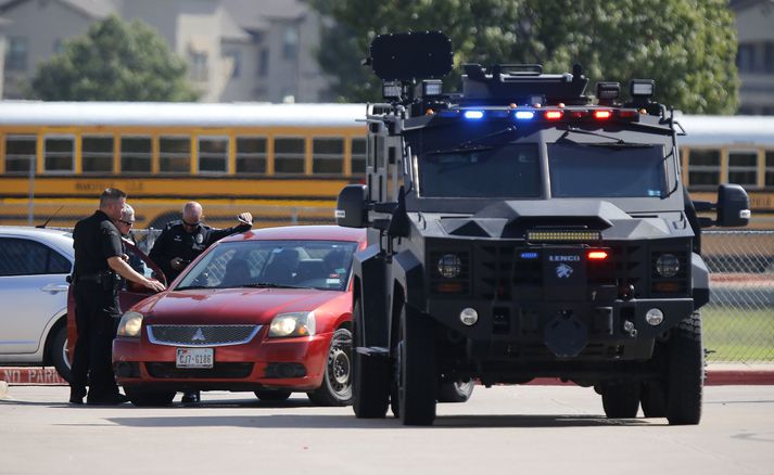 Mikill viðbúnaður lögreglu var við Timberview skólann í Arlington í Texas í dag.