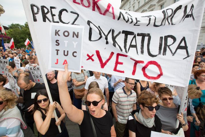 Andstæðingar ríkisstjórnar Póllands telja breytingar á dómstólum tilburði í átt að einræðisstjórn.