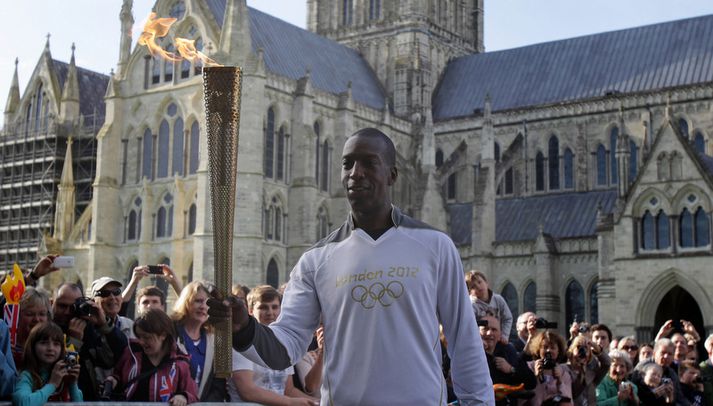 Michael Johnson er einn þeirra sem hlaupið hefur með Ólympíueldinn á leið sinni til London.