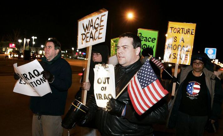 Mótmæli gegn Íraksstefnunni. Víða um Bandaríkin mátti sjá fólk mótmæla nýju Íraksstefnunni á fimmtudagskvöldið. Þessi mynd var tekin í Detroit í Michigan.