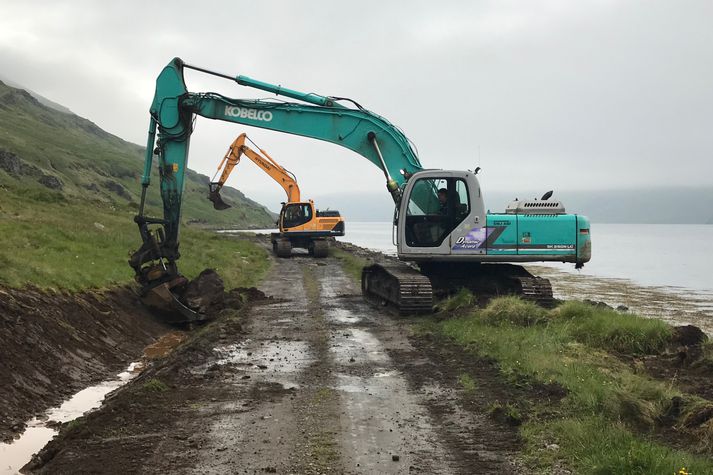 Vinnuvélar á vegum Vesturverks hafa síðustu daga unnið í norðanverðum Ingólfsfirði. Seljanes er við mynni fjarðarins að norðanverðu.