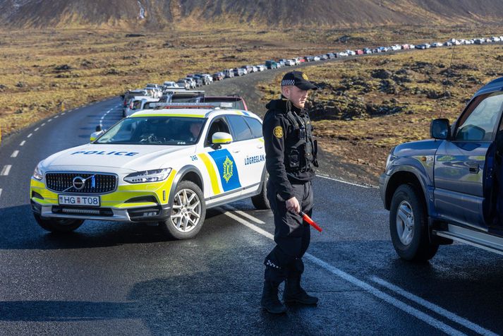 Áhugi landsmanna á eldgosinu er mikill og hafa því iðulega langar bílaraðir myndast á Suðurstrandarvegi þar sem margir þurfa að leggja.