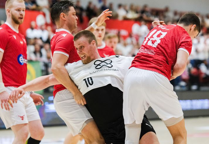 Jón Bjarni Ólafsson í kröppum dansi á línunni.