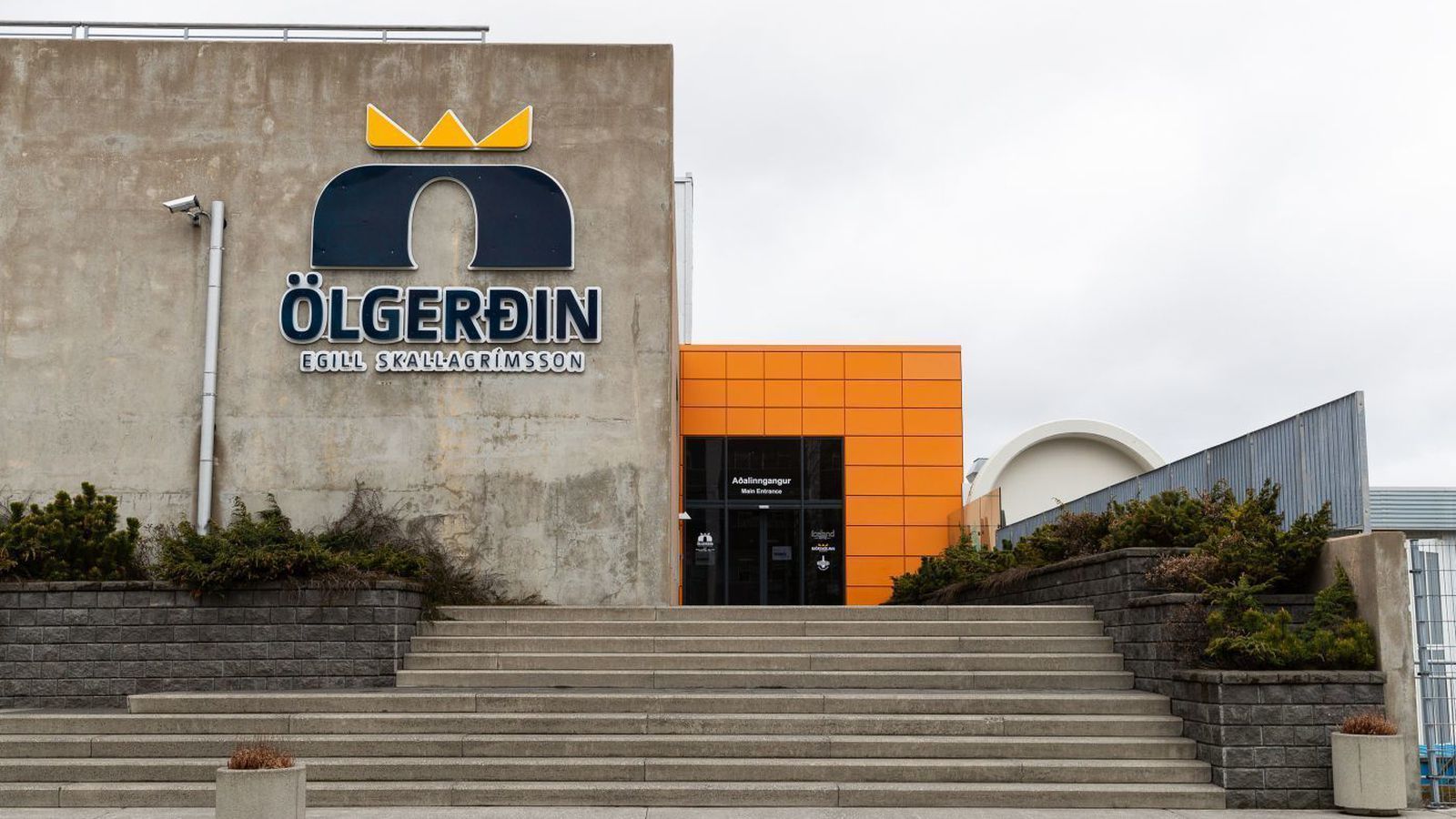 Selja Ís­búð Vestur­bæjar innan árs frá kaupum