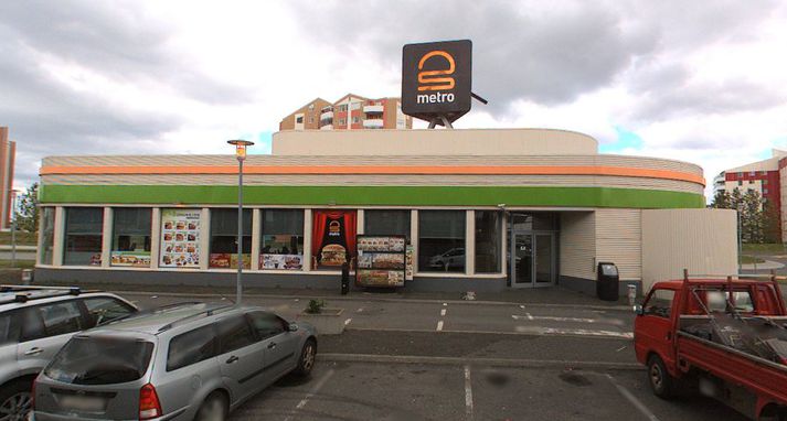 Árásin átti sér stað að kvöldi 3. apríl fyrir utan veitingastaðinn Metro í Kópavogi.