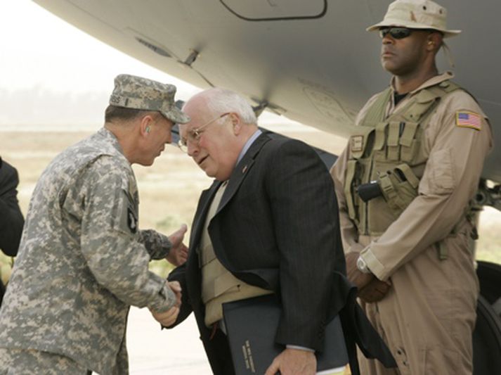 David Petraeus, yfirmaður bandaríska heraflans í Írak, tekur á móti Dick Cheney á Bagdad-flugvelli í morgun.