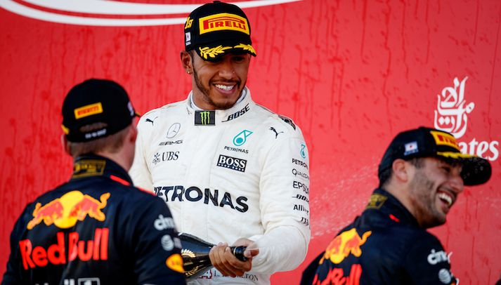 Lewis Hamilton stóð á efsta þrepinu á verðlaunapallinnum í dag. Max Verstappen og Daniel Ricciardo veittu honum félagsskap þar.