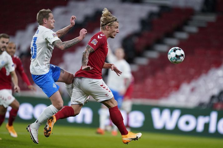 Daniel Wass og Ari Freyr Skúlason í barátunni um boltann en dæmt var víti á Ara fyrir meint brot á Wass.