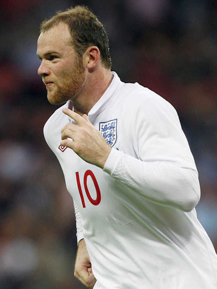 Wayne Rooney fagnar síðara marki sínu í kvöld.