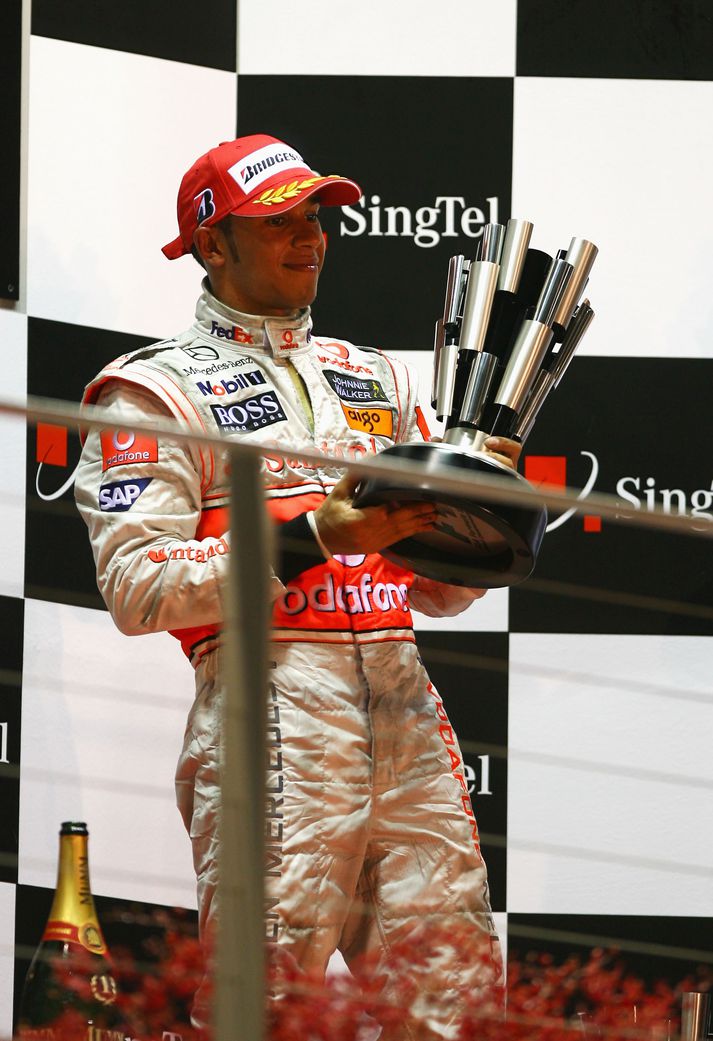 Lewis Hamilton jók forskot sitt í stigamótinu í Singapúr í gær úr einu stigi í sjö.