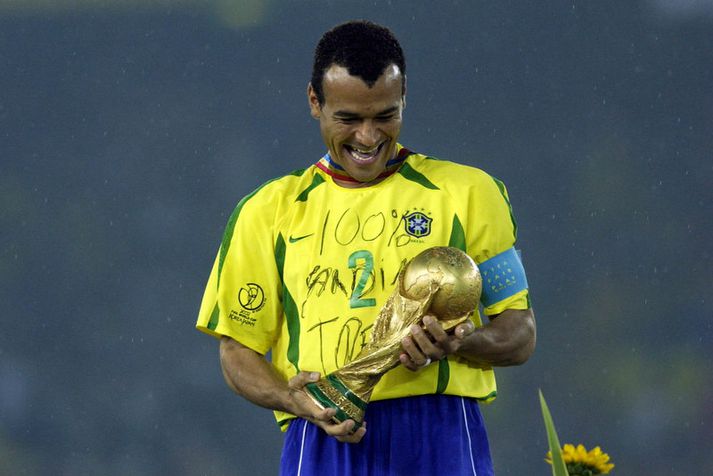 Cafu með HM-bikarinn árið 2002.