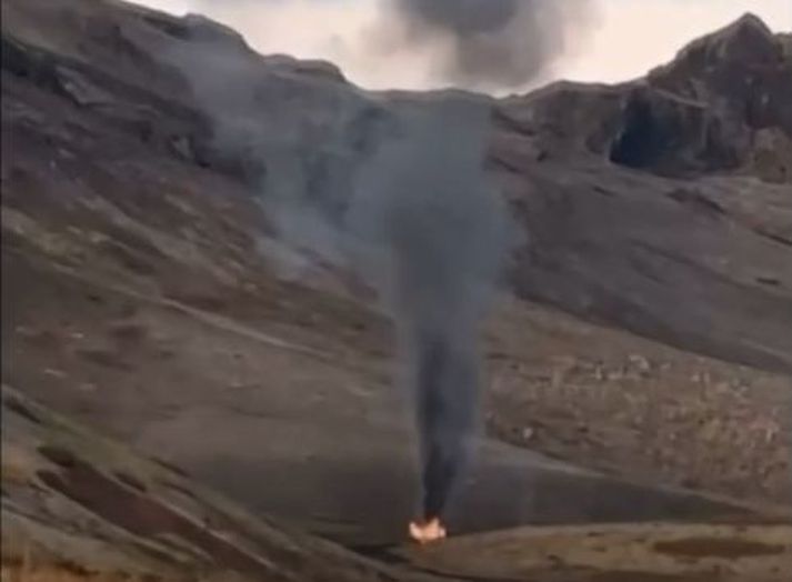 Vísi barst myndband af bílnum sem stóð þá í ljósum logum.