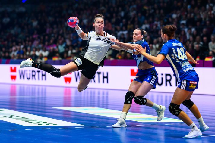 Matthildur Lilja og Katrín Tinna áttu í fullu fangi með Þjóðverjana og annað erfitt verkefni bíður þeirra í kvöld, þegar Ísland mætir Serbíu. 