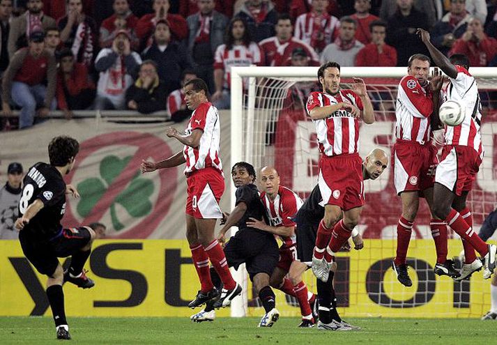 Juninho getur skotið yfir vegginn, í gegnum hann eða framhjá honum. Enginn getur lesið spyrnur hans, segir markvörður Lyon.