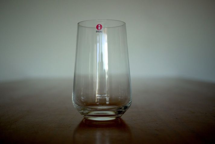 Glas frá Iittala sem enn skartar umræddum límmiða. Myndina tók starfsmaður fréttastofunnar sem vildi alls ekki láta nafn síns getið af ótta við fordæmingu. 