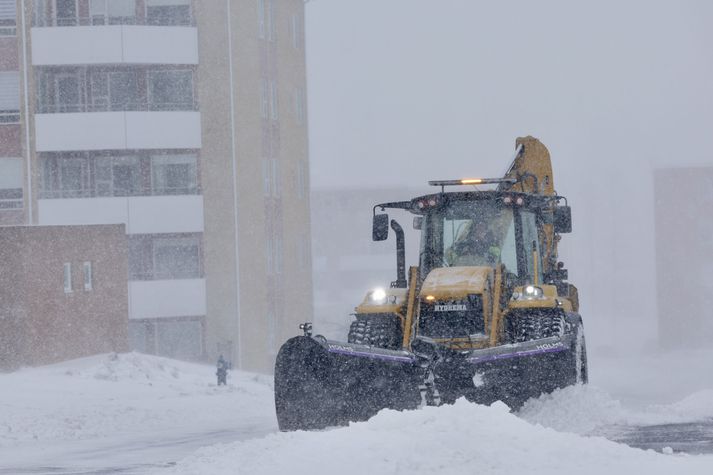 Fjöldi snjóruðningstækja er úti á götum höfuðborgarsvæðisins.