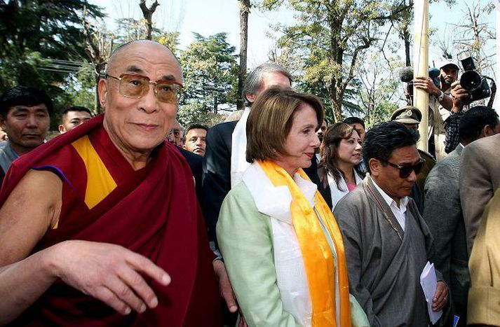 Dalai Lama ásamt Nancy Pelosi forseta fulltrúadeildar Bandaríkjaþings.