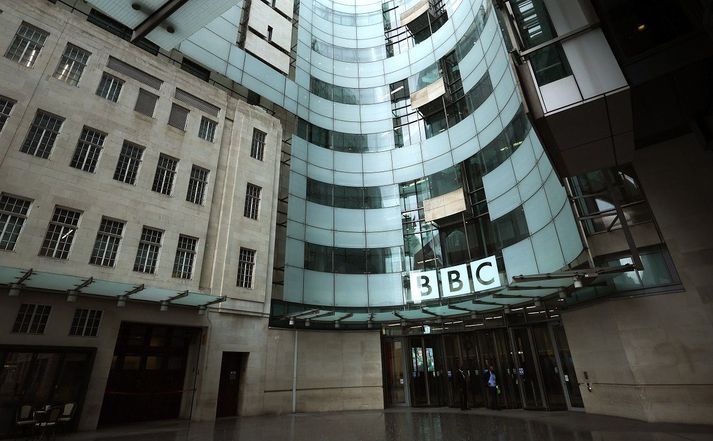 Sjónvarpsmaðurinn hefur ekki verið nafngreindur en fjölskylda ungu konunnar mun hafa kvartað til BBC í maí.