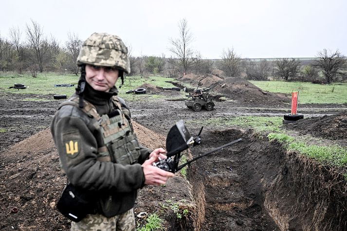 Úkraínskur hermaður í Saporidsja fjarstýrir Gnom-2 landdróna í fyrra.