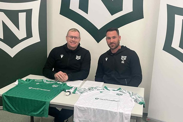Davíð Smári skrifaði undir hjá Njarðvík í kvöld. Með honum á myndinni er Hjalti Már Brynjarsson, formaður knattspyrnudeildar hjá Njarðvík.
