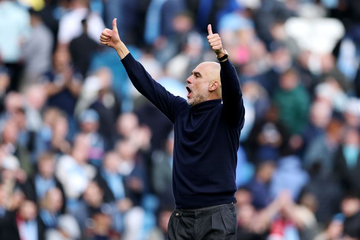 Pep Guardiola, knattspyrnustjóri Manchester City, fagnar hér sigrinum á Arsenal í dag með stuðningsmönnum félagsins.