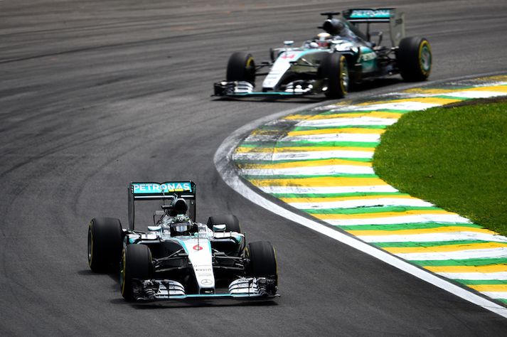 mynd sem lýsir deginum, Rosberg rétt á undan Hamilton.