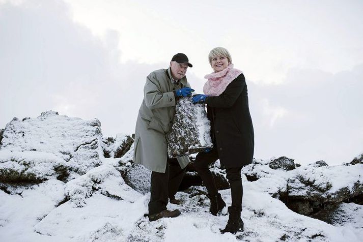 Ragnheiður Elín og Edvard Júlíusson lyftu hellunni.