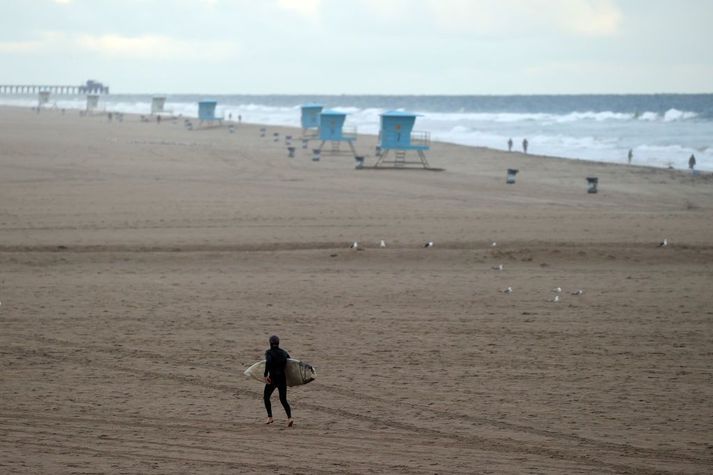 Fámennt var á Huntington Beach í Kaliforníu í gær.