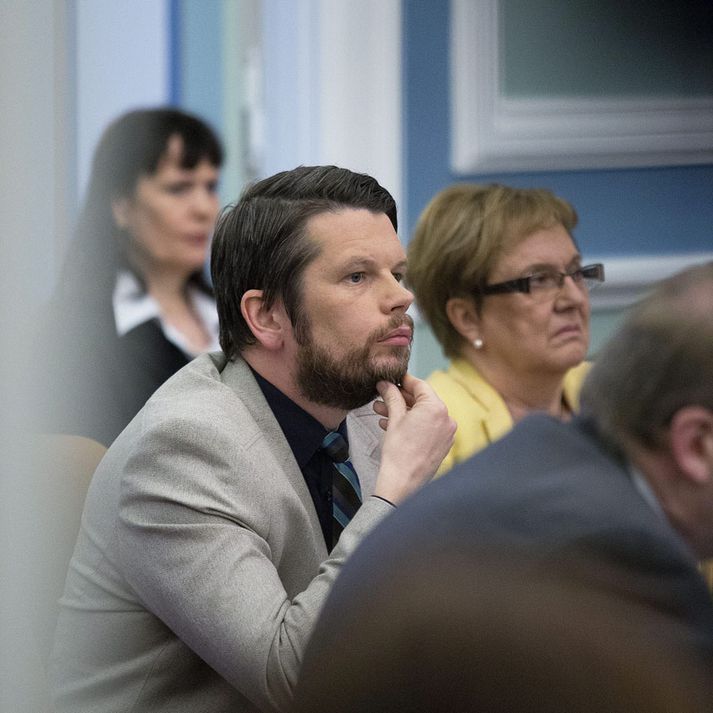Formaður Bjartrar framtíðar segir hópa láglaunafólks fá engar bætur vegna fyrirhugaðrar hækkunar á virðisaukaskatti á matvæli.