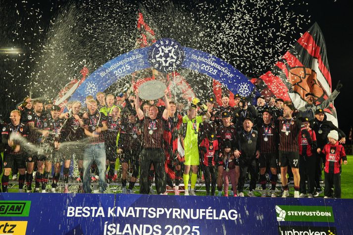 Skjöldurinn fer á loft.