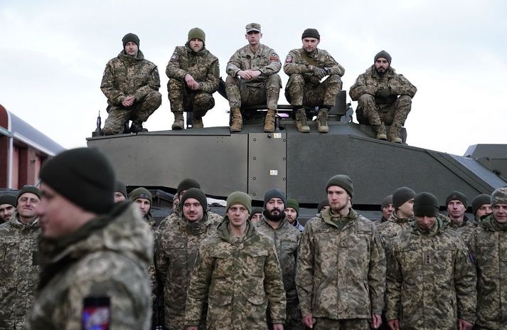 Úkraínskir hermenn í þjálfun í Bretlandi. Verið er að þjálfa þá í notkun Challenger 2 skriðdreka og eiga þeir að verða komnir til Úkraínu í næsta mánuði.