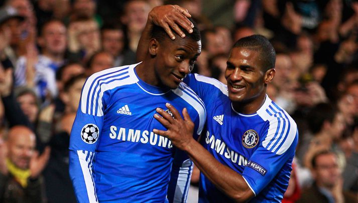 Kalou fagnar með Florent Malouda.