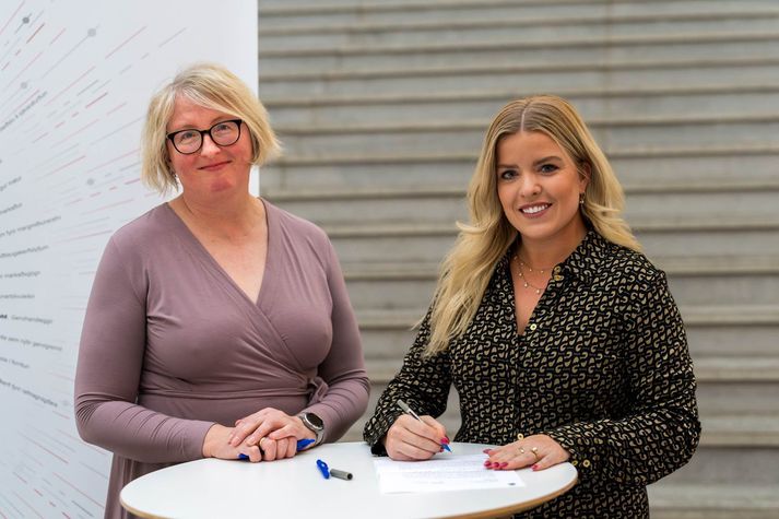 Ragnhildur Helgadóttir, rektor Háskólans í Reykjavík og Áslaug Arna Sigurbjörnsdóttir háskóla-, iðnaðar- og nýsköpunarráðherra við undirritun samningsins.