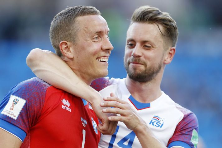 Hannes Þór Halldórsson grípur ekki bara bolta - heldur líka athygli.