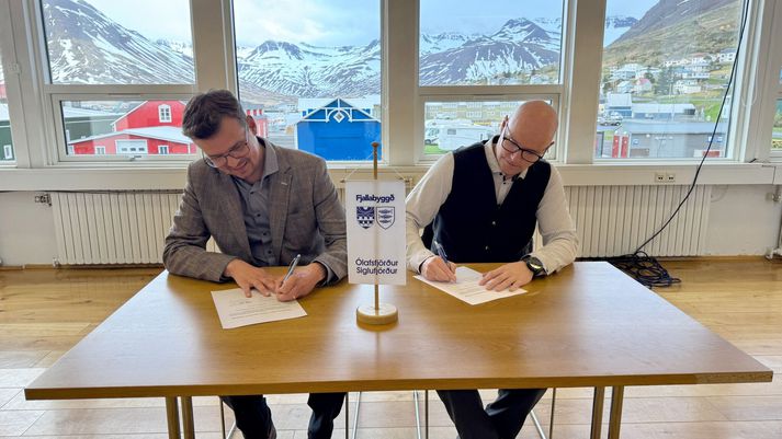 Jóhann K. Jóhannsson, oddviti S-lista, verður forseti bæjarstjórnar og Helgi Jóhannsson, oddviti H-listans, formaður bæjarráðs.