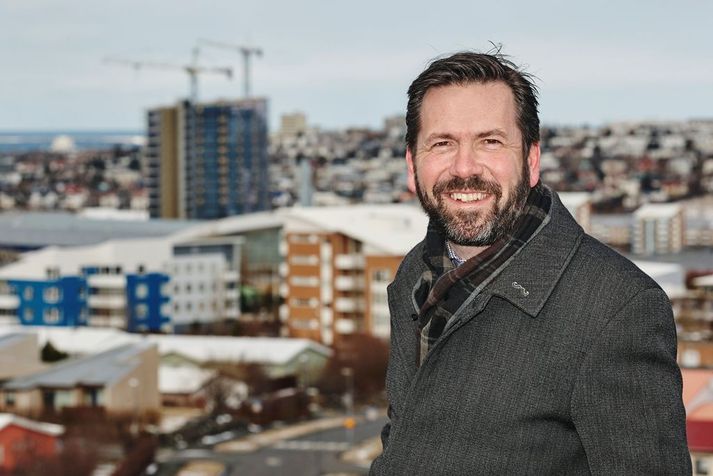 Ýmsum íbúum í Kópavogi þykir einkennilegt að spjaldtölvuvæðing í Kársnesskóla sé eignuð Ármanni Kr. og meirihlutanum í könnun á vegum bæjarins.