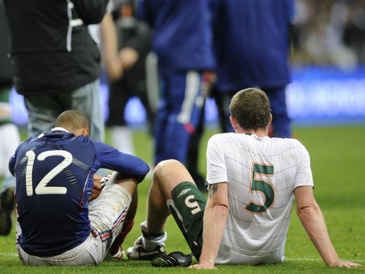 Frakkinn Thierry Henry og Írinn Richard Dunne eftir leikinn fræga.