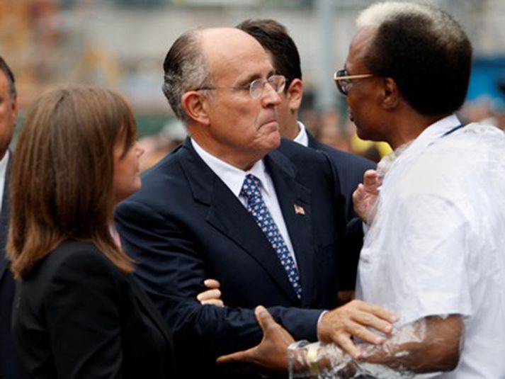 Rudy Giuliani ásamt konu sinni Judith á tali við mann við minnigarathöfn á Ground Zero 11. september síðastliðinn.