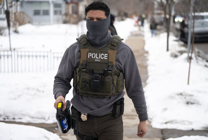 Vopnaður og grímuklæddur meðlimur ICE-sveitarinnar sést hér á ferðinni í Minneapolis. Þessir sérsveitarmenn verða áberandi á HM í sumar.