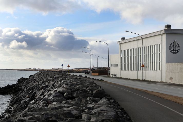Við Herjólfsgötu í Hafnarfirði reyndi pilturinn að skera telpuna á háls með brauðhníf.  Í læknisvottorði sem notað var fyrir dómi kom fram að dýpstu skurðirnir hafi verið yfir hálsæðum og barka.