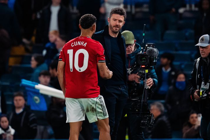 Michael Carrick fagnar sigri Manchester United með Matheus Cunha sem skoraði sigurmarkið á Stamford Bridge í kvöld.