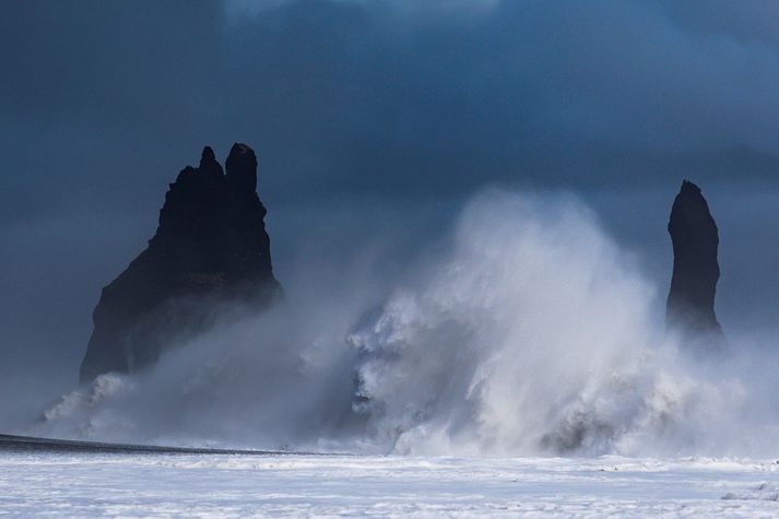 Hin miklu öfl Reynisfjöru hafa í gegnum tíðina vakið bæði aðdáun og ótta fólks en á síðastliðnum árum hafa alls fimm látist af slysförum í fjörunni. 