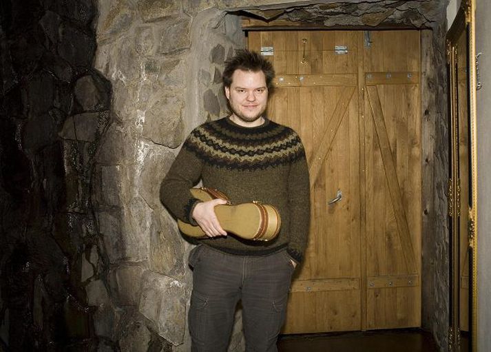 Svavar Knútur í lopapeysu sem hann fékk gefins frá ömmu sem heillaðist upp úr skónum þegar hún sá hann syngja. fréttablaðið/heiða.is